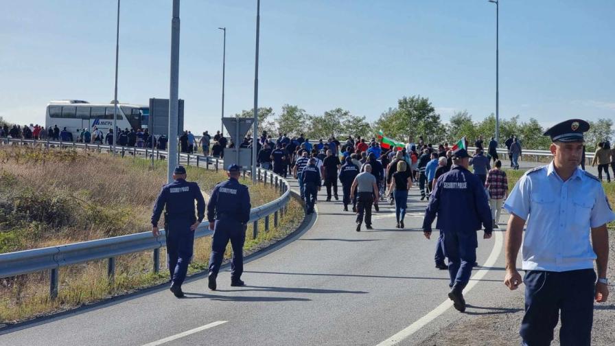 Протестиращи енергетици и миньори пробиха полицейската блокада край автомагистрала "Струма" и излязоха на пътя. От рано сутринта днес полиция и жандармерия се опитваше до осуети опитите на недоволници работници и синдикалисти да блокират автомагистралата.