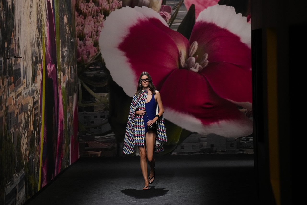 <p>Моделите носят творенията от модната колекция пролет/лято 2024 на Chanel, представена във вторник</p>
