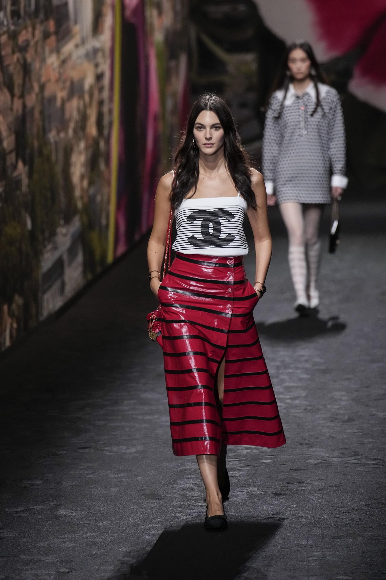 <p>Моделите носят творенията от модната колекция пролет/лято 2024 на Chanel, представена във вторник</p>