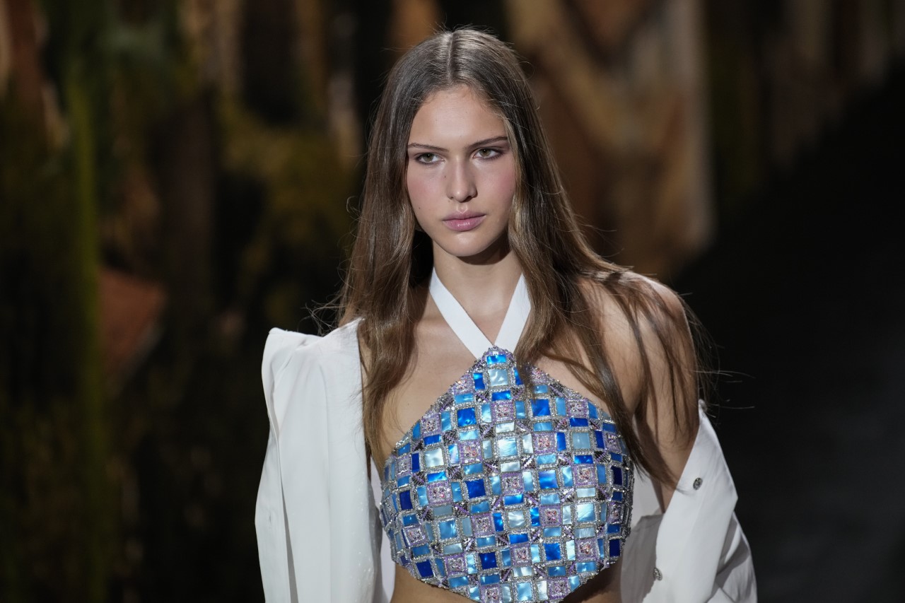 <p>Моделите носят творенията от модната колекция пролет/лято 2024 на Chanel, представена във вторник</p>