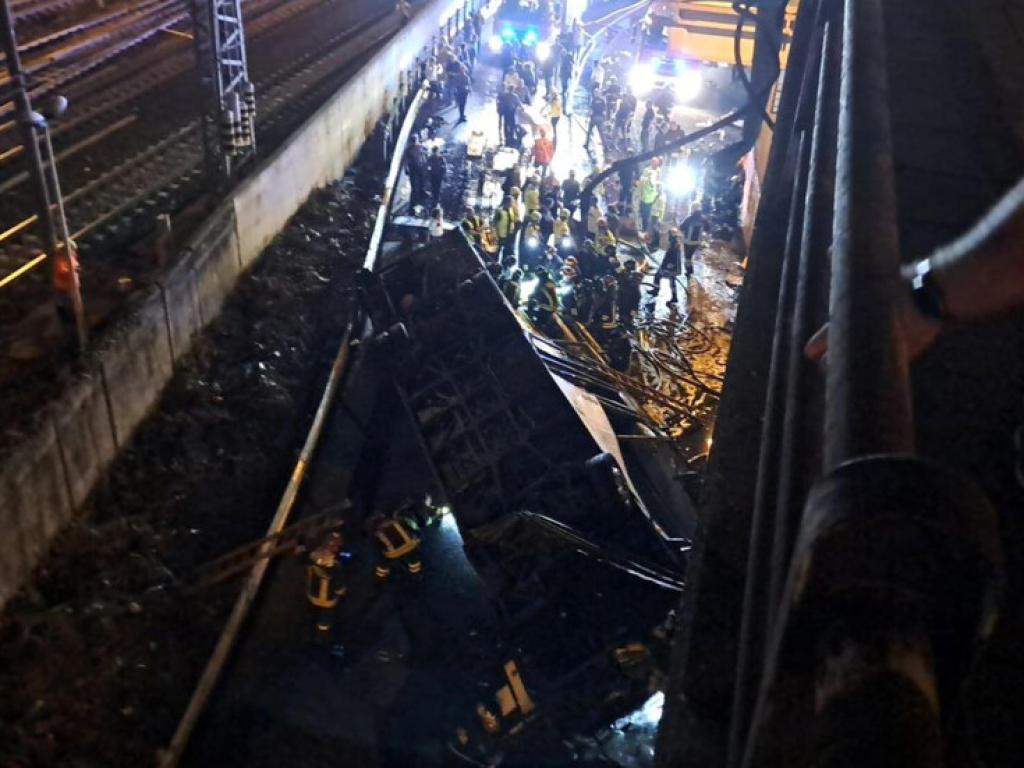Най малко 21 души загинаха при падането на автобус от мост