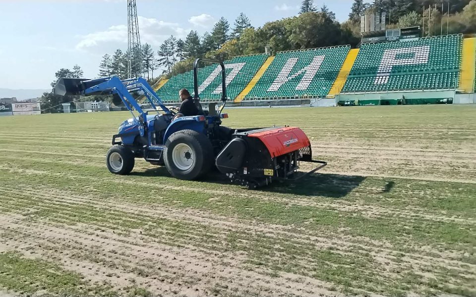 Започна обновяването на тревната настилка на стадиона на Пирин Благоевград,
