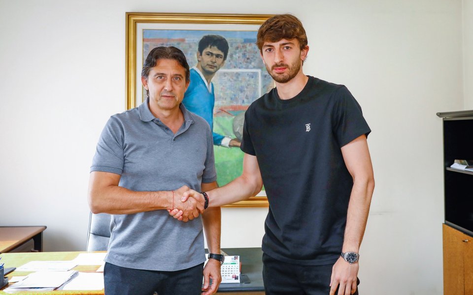 Национал на България подписа нов договор с Левски