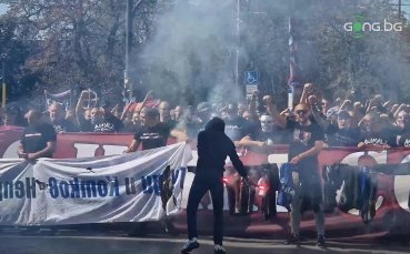 Феновете на ЦСКА демонстративно запалиха 