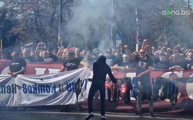 Феновете на ЦСКА демонстративно запалиха 