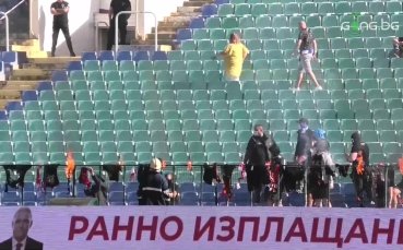 Феновете на Левски също запалиха артикули на ЦСКА
