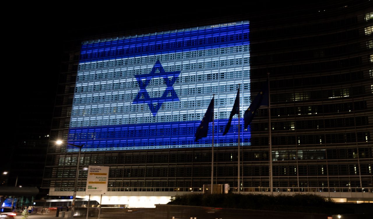 <p>Европейската комисия, в Брюксел, Белгия бе осветена&nbsp;в цветовете на израелското знаме в знак на солидарност с израелския народ. Много знакови сгради в света също бяха осветени с цветовете на националния флаг на Израел. Инициативата е в знак на подкрепа и солидарност с израелския народ.</p>