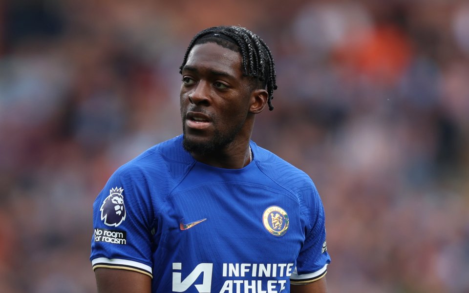 И бранителят на Челси – Аксел Дисаси, отпадна от състава