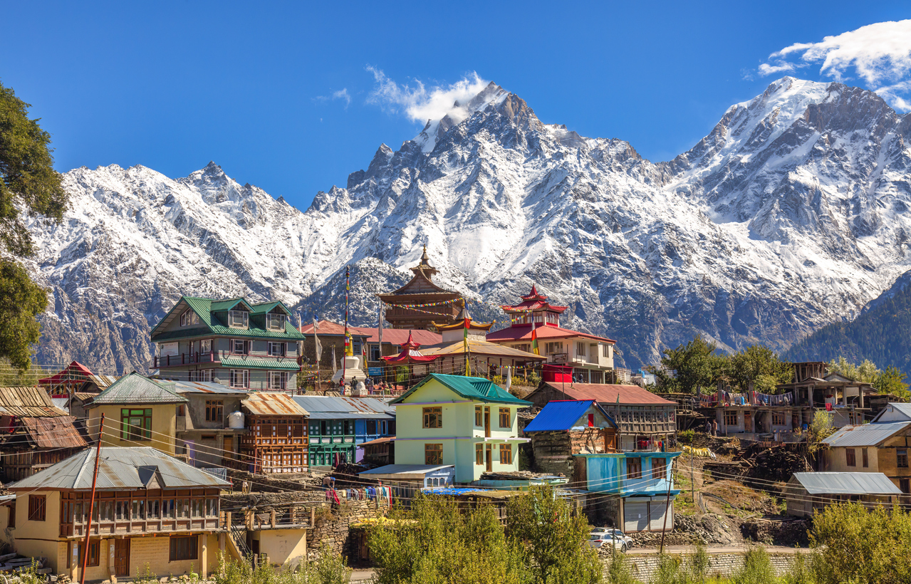 <p><strong>Къде се намират те?</strong></p>

<p>Хималаите се простират на около 2 500 км&nbsp;между връх Нанга Парбат в администрирания от Пакистан Кашмир и връх Намджагбарва (Намча Барва) в Тибет. С обща площ от около 595 000 кв. км&nbsp;те се намират предимно в Индия, Непал и Бутан, като Китай и Пакистан заемат части от тях.</p>