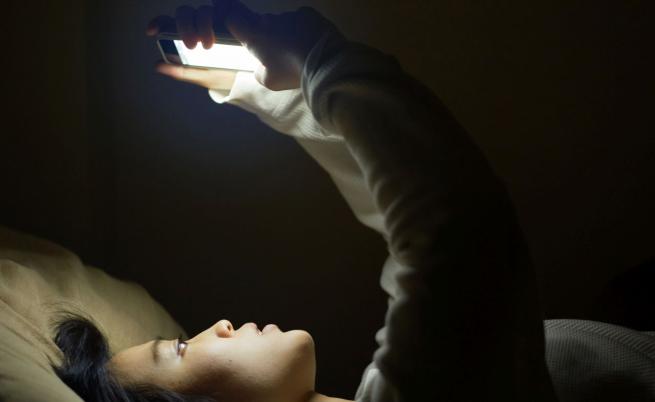 Излагането на светлина през нощта увеличава риска от психични разстройства