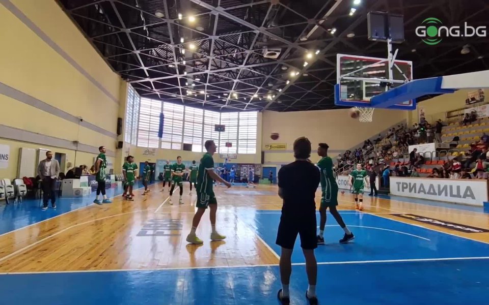 Баскетболните отбори на Левски и Балкан Ботевград загряват в столичната