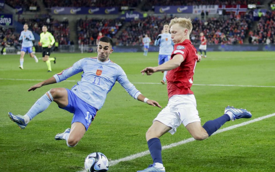 Норвегия и Испания играят при 0:1 в мач от група А