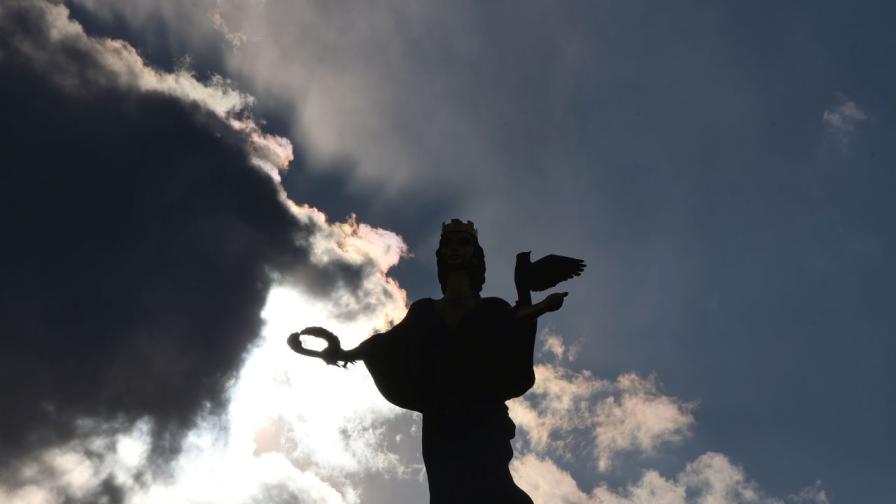 Мъж се опитал да сложи превръзка на очите на статуята "Света София"