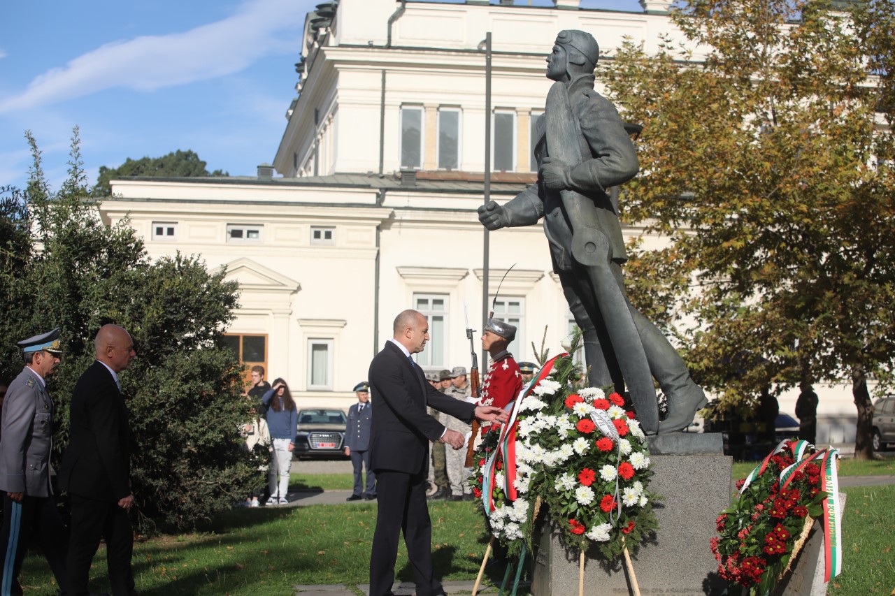 <p>Държавният глава Румен Радев, министърът на отбраната Тодор Тагарев и заместник-началникът на отбраната генерал-лейтенант Михаил Попов участваха в отбелязването на 111-ата годишнина от първия боен полет на военната авиация и празника на Военновъздушните сили</p>