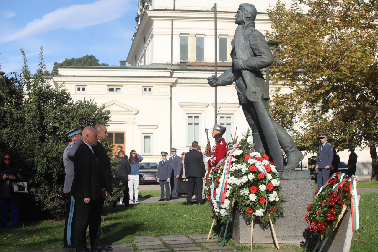 <p>Държавният глава Румен Радев, министърът на отбраната Тодор Тагарев и заместник-началникът на отбраната генерал-лейтенант Михаил Попов участваха в отбелязването на 111-ата годишнина от първия боен полет на военната авиация и празника на Военновъздушните сили</p>