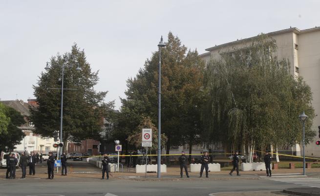 Бомбена заплаха във френското училище, в което бе убит преподавател
