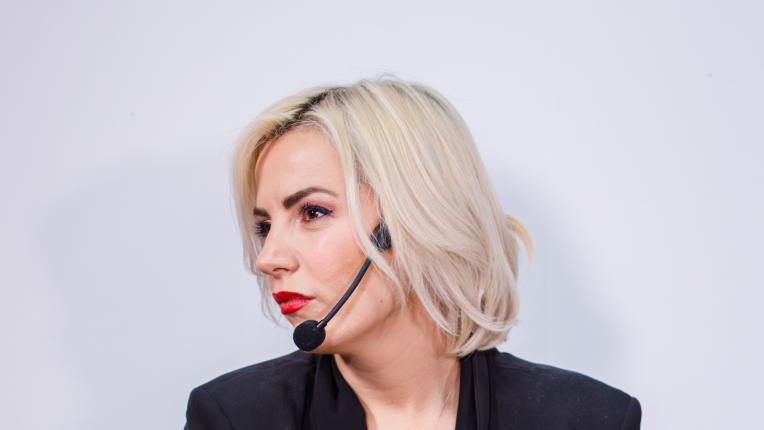  Поли Генова и 