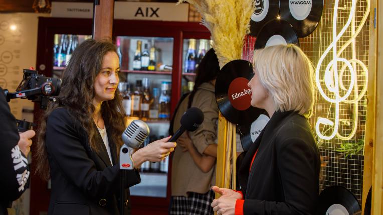  Поли Генова и 