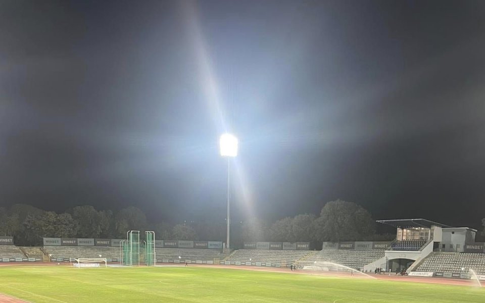 Дунав реши проблемите с осветлението на Градския стадион в Русе,