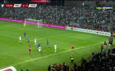 Фен нахлу на терена по време на двубоя между отборите