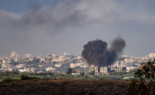 Масиран обстрел в Газа: Израел удари с бомби