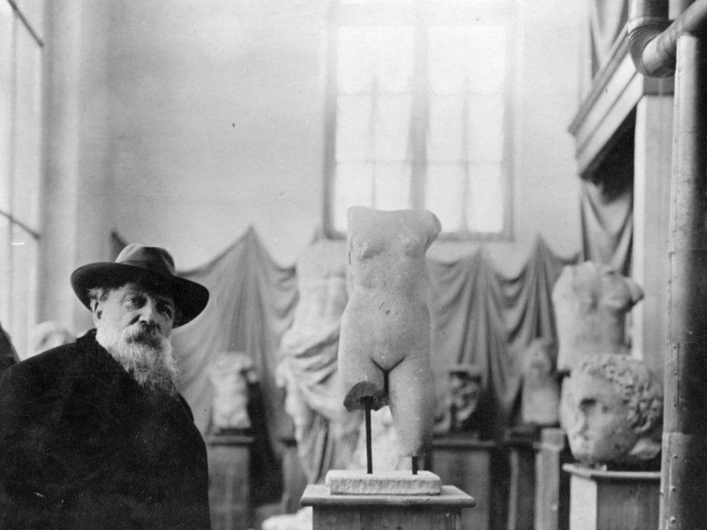 Статуя на френския скулптор Огюст Роден, част от известната му