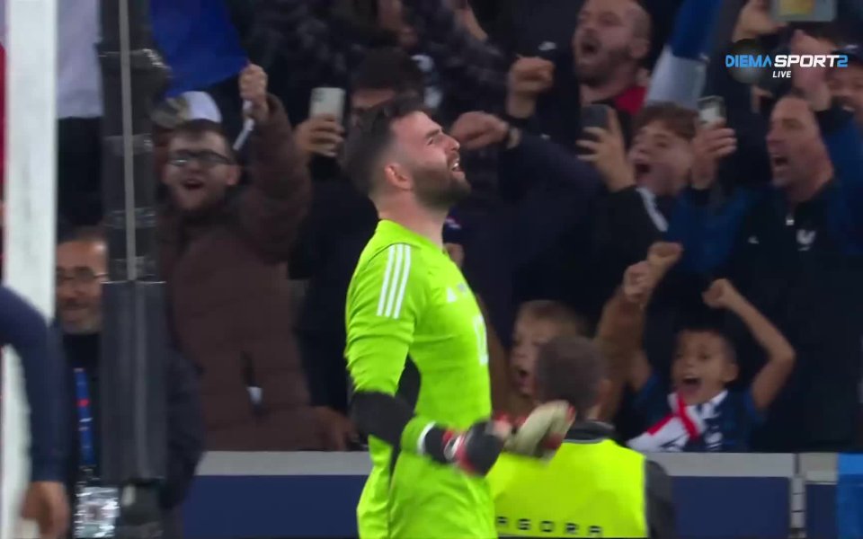 В 37-ата минута Гризман центрира от свободен удар отляво на