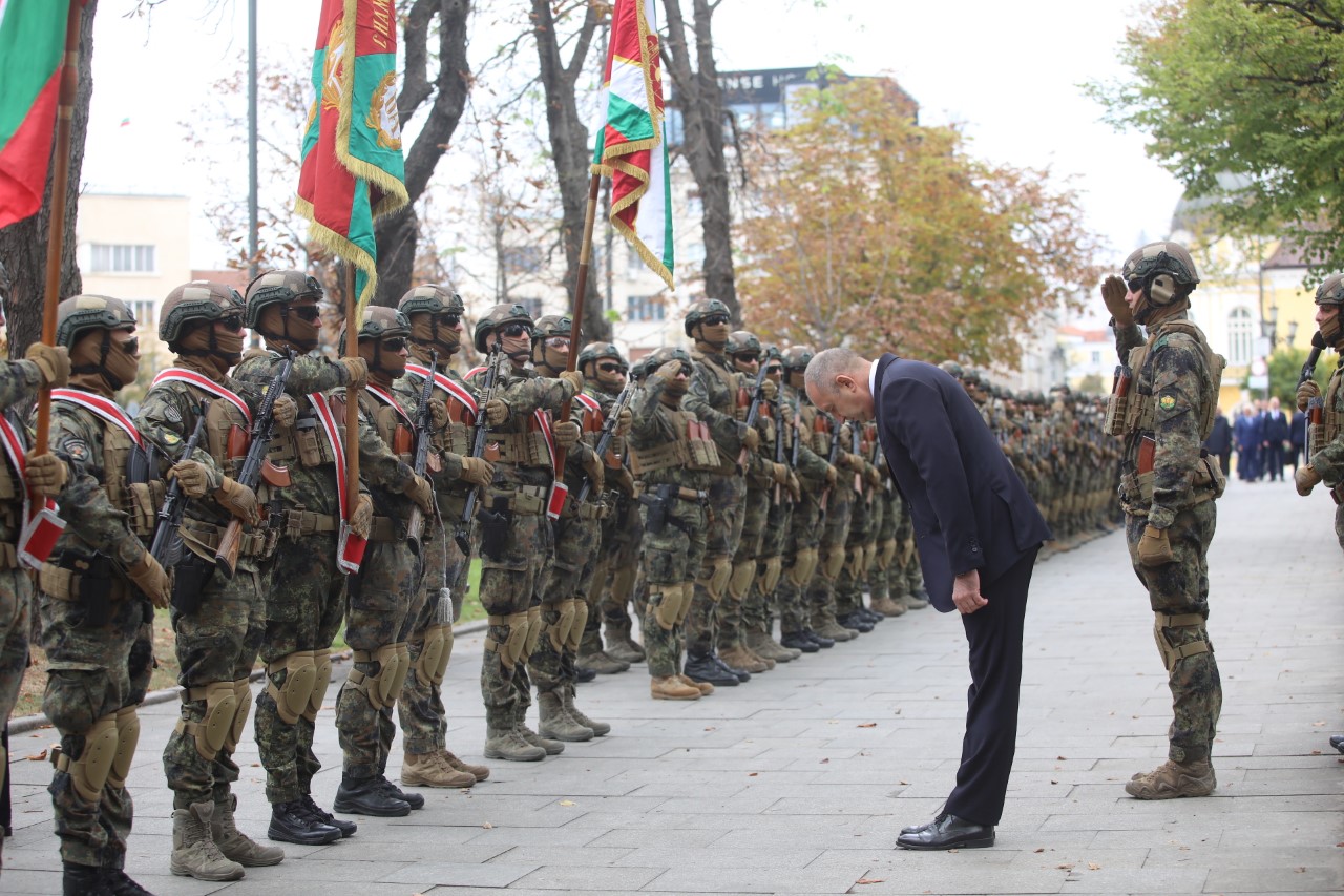 <p>Пред паметната плоча на загиналите парашутисти на площад &bdquo;Народно събрание&ldquo; се провежда военен ритуал с поднасяне на венци и цветя, по повод Празника на военните парашутисти.</p>