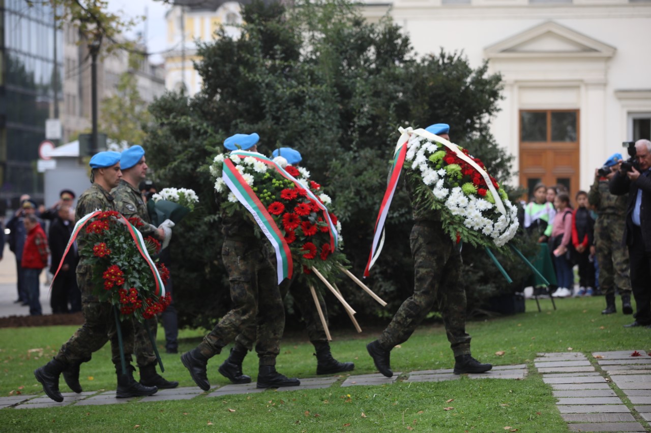 <p>Пред паметната плоча на загиналите парашутисти на площад &bdquo;Народно събрание&ldquo; се провежда военен ритуал с поднасяне на венци и цветя, по повод Празника на военните парашутисти.</p>