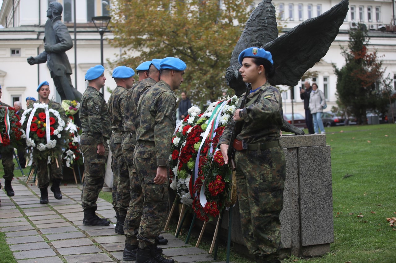 <p>Пред паметната плоча на загиналите парашутисти на площад &bdquo;Народно събрание&ldquo; се провежда военен ритуал с поднасяне на венци и цветя, по повод Празника на военните парашутисти.</p>