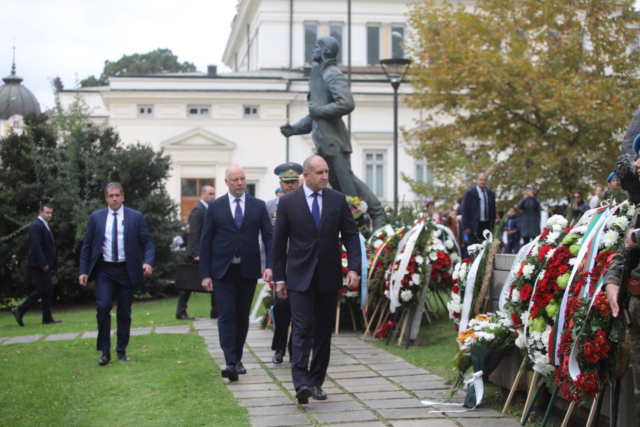 <p>Пред паметната плоча на загиналите парашутисти на площад &bdquo;Народно събрание&ldquo; се провежда военен ритуал с поднасяне на венци и цветя, по повод Празника на военните парашутисти.</p>