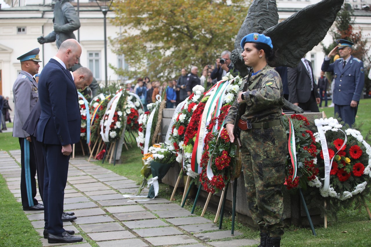 <p>Пред паметната плоча на загиналите парашутисти на площад &bdquo;Народно събрание&ldquo; се провежда военен ритуал с поднасяне на венци и цветя, по повод Празника на военните парашутисти.</p>