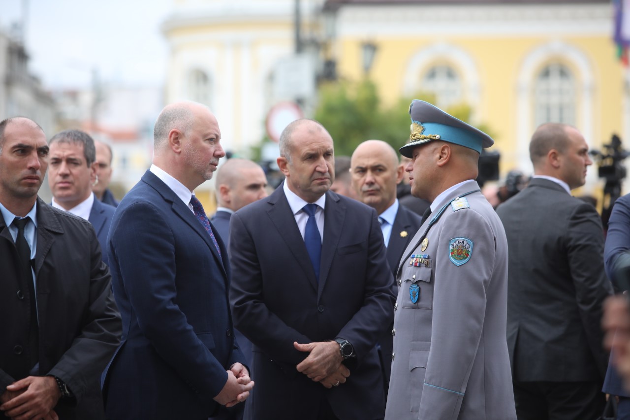 <p>Пред паметната плоча на загиналите парашутисти на площад &bdquo;Народно събрание&ldquo; се провежда военен ритуал с поднасяне на венци и цветя, по повод Празника на военните парашутисти.</p>