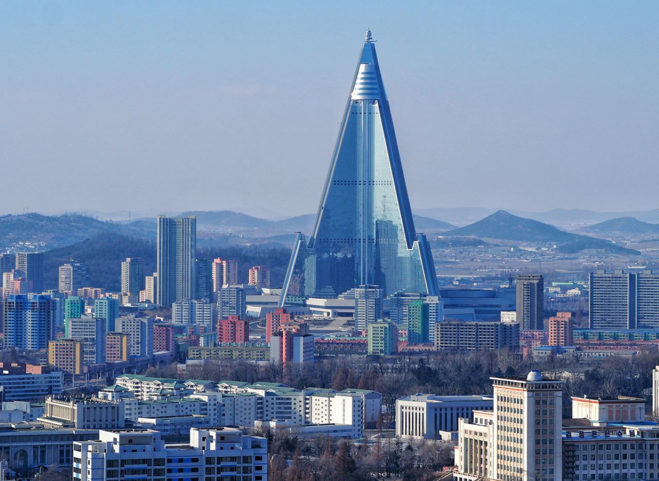 <p><strong>Хотел Ryugyong, Пхенян, Северна Корея</strong> - Висок 330 метра-хотелът Ryugyong е най-високата необитаема сграда в света. Строежът на недовършения хотел е спрян за първи път през 1992 г., когато Северна Корея не е избрана за домакин на Олимпийските игри.</p>