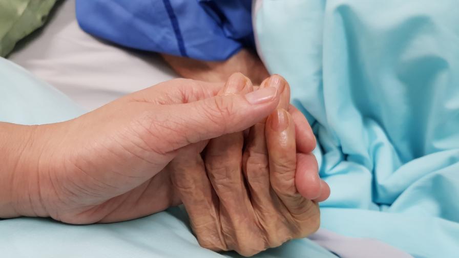 Тревожна тенденция: Все повече възрастни хора са изоставяни в болници