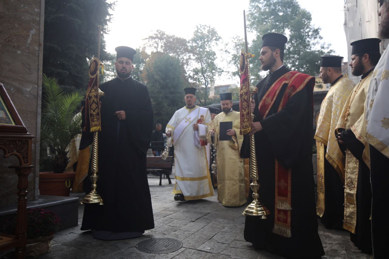 <p>В митрополитския храм &quot;Св. великомъченица Марина&quot;, в двора на Софийската света митрополия, Негово Светейшество Софийският митрополит и български патриарх Неофит посрещна частица от мощите на св. Евтимий - патриарх Търновски.</p>