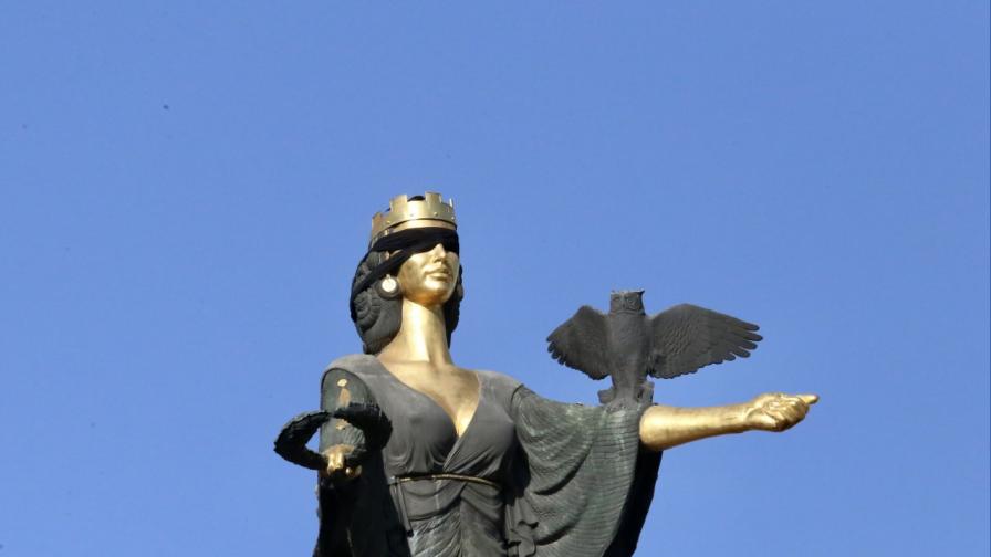 Вандализъм в столицата: Мъж се опита да сложи превръзка на очите на статуята на Света София