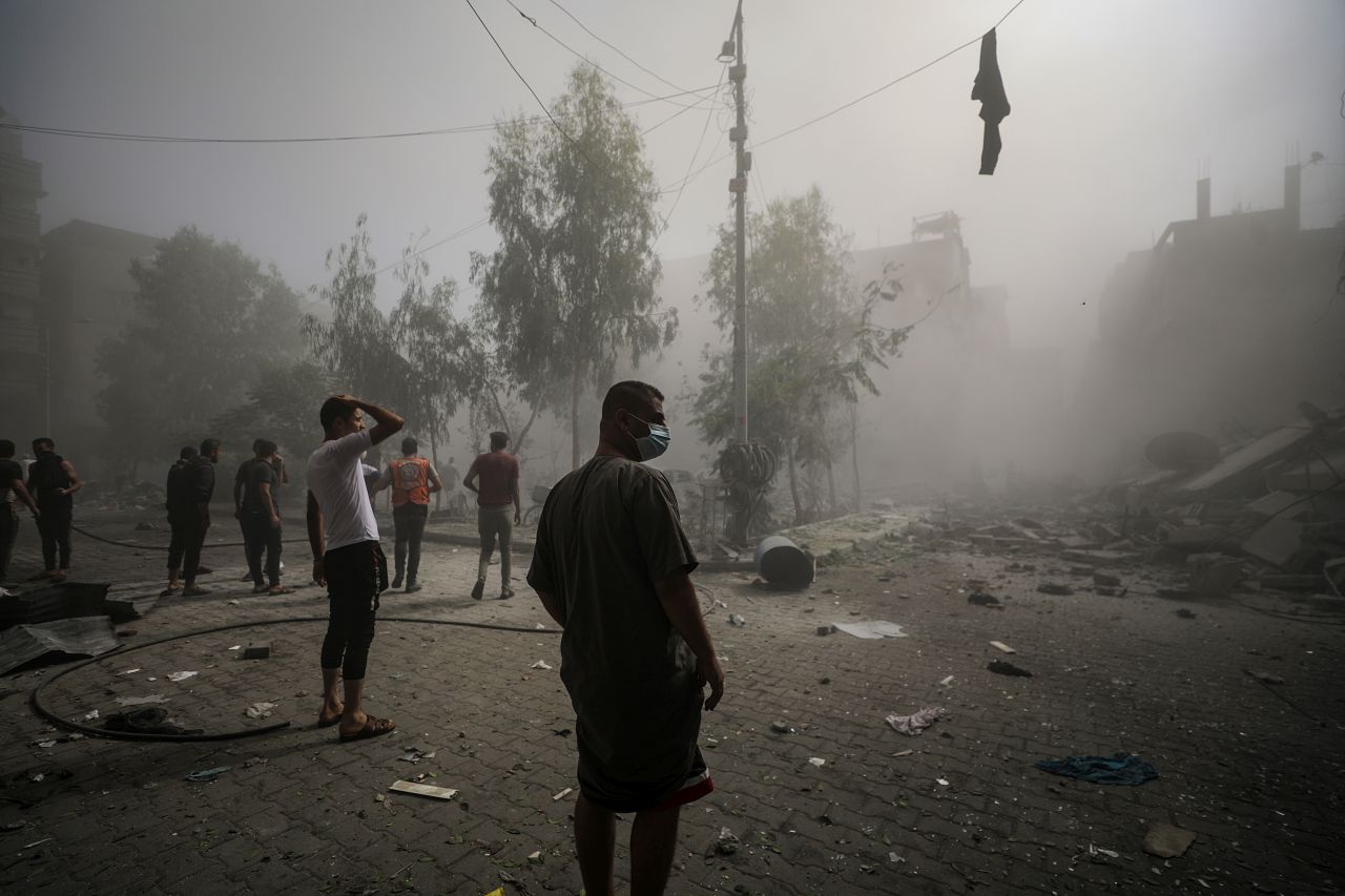 <p>Палестинци проверяват разрушен район след израелски въздушни удари в град Газа, 23 октомври 2023 г. По данни на Израелските сили за отбрана (IDF) и Палестинската здравна служба повече от 4700 палестинци и над 1400 израелци са били убити, откакто бойците на &quot;Хамас&quot; започнаха нападение срещу Израел от Ивицата Газа на 07 октомври</p>