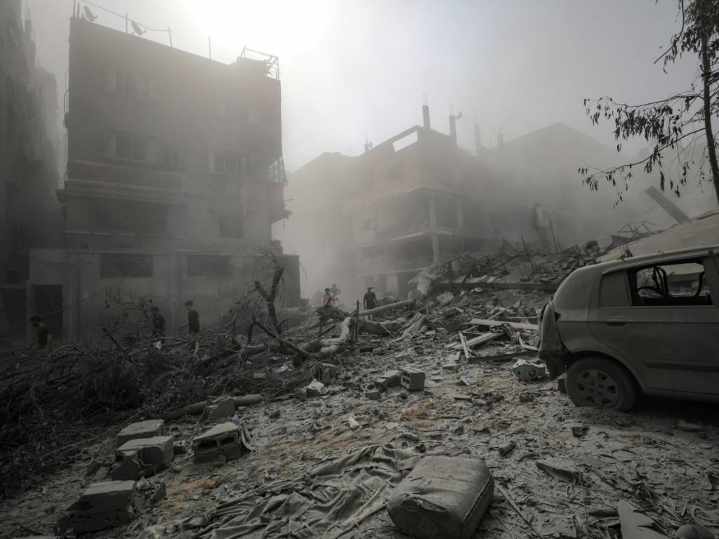 Над 400 души са загинали в резултат на въздушните удари