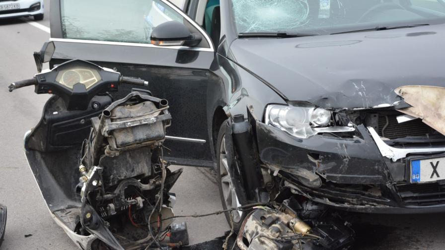 Моторист пострада тежко при катастрофа с лек автомобил по пътя Хасково - Димитровград