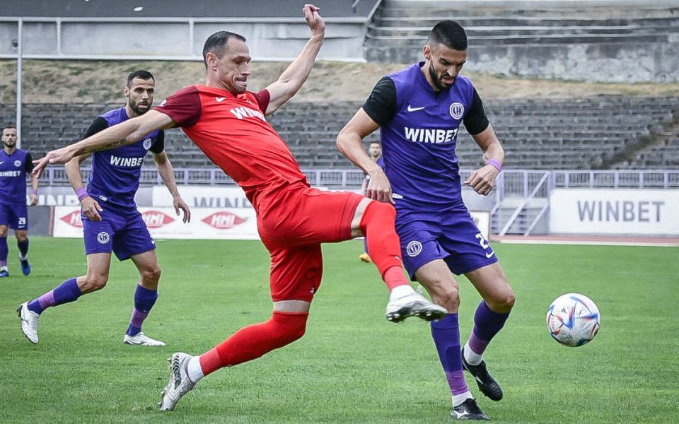 Етър и Ботев Враца играят при 2:1 в мач от 15-ия