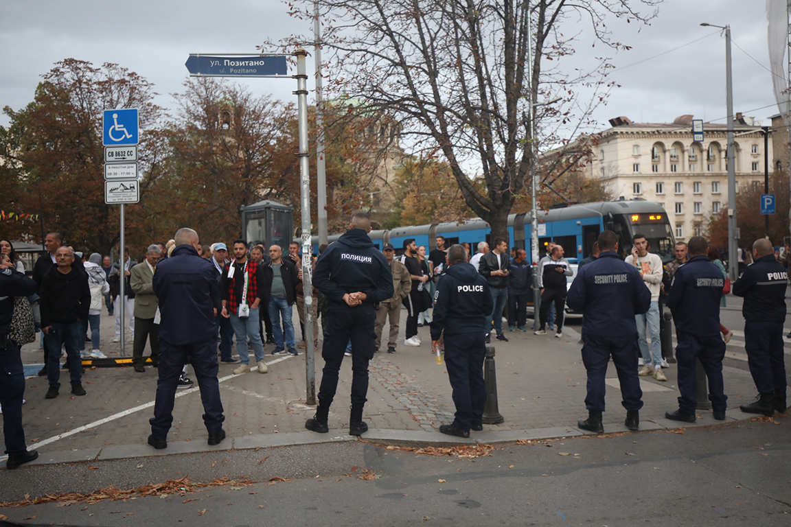 <p>Стотици се събраха на протест в защита на палестинския народ в центъра на София тази вечер</p>