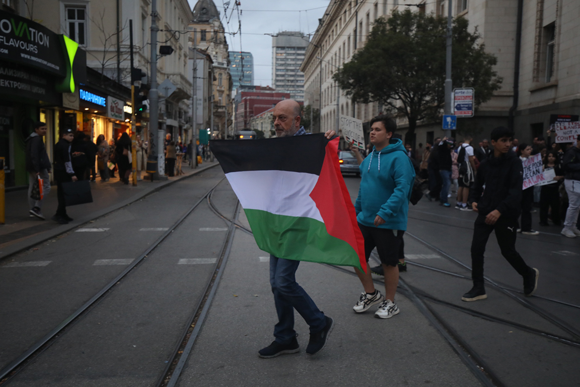 <p>Стотици се събраха на протест в защита на палестинския народ в центъра на София тази вечер</p>