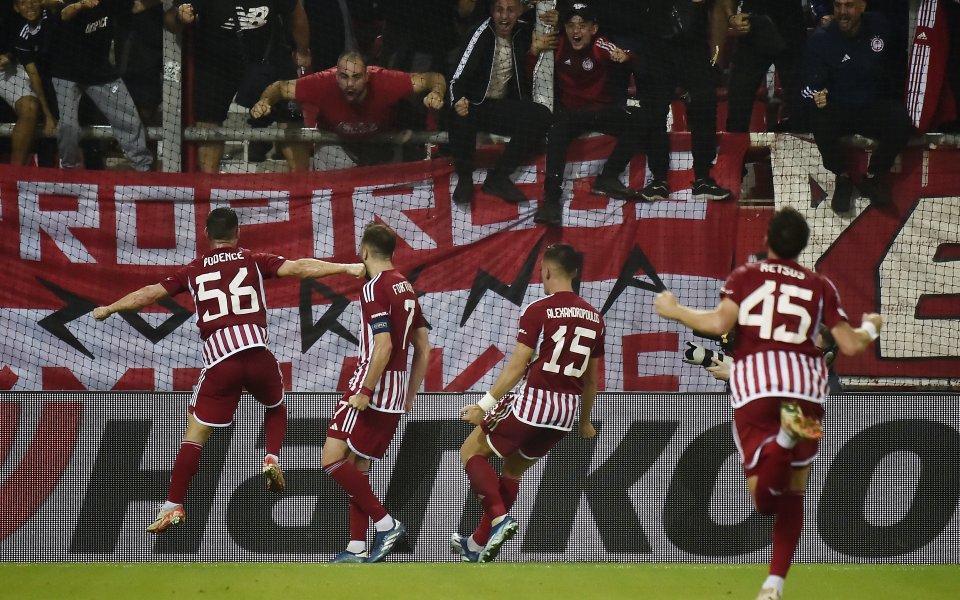 Отборът на Олимпиакос победи английския Уест Хям с 2:1 като