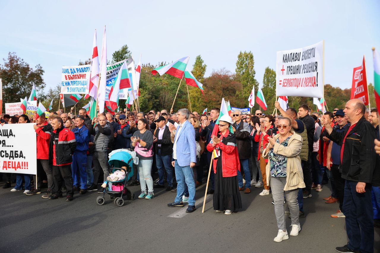 <p>На изхода на Бургас, в посока автомагистрала &quot;Тракия&quot;, се провежда протест на работещите нефтохимици в &quot;Лукойл Нефтохим Бургас&quot; АД. Причината е възможността за прекратяване на дерогацията за внос на руски петрол.</p>