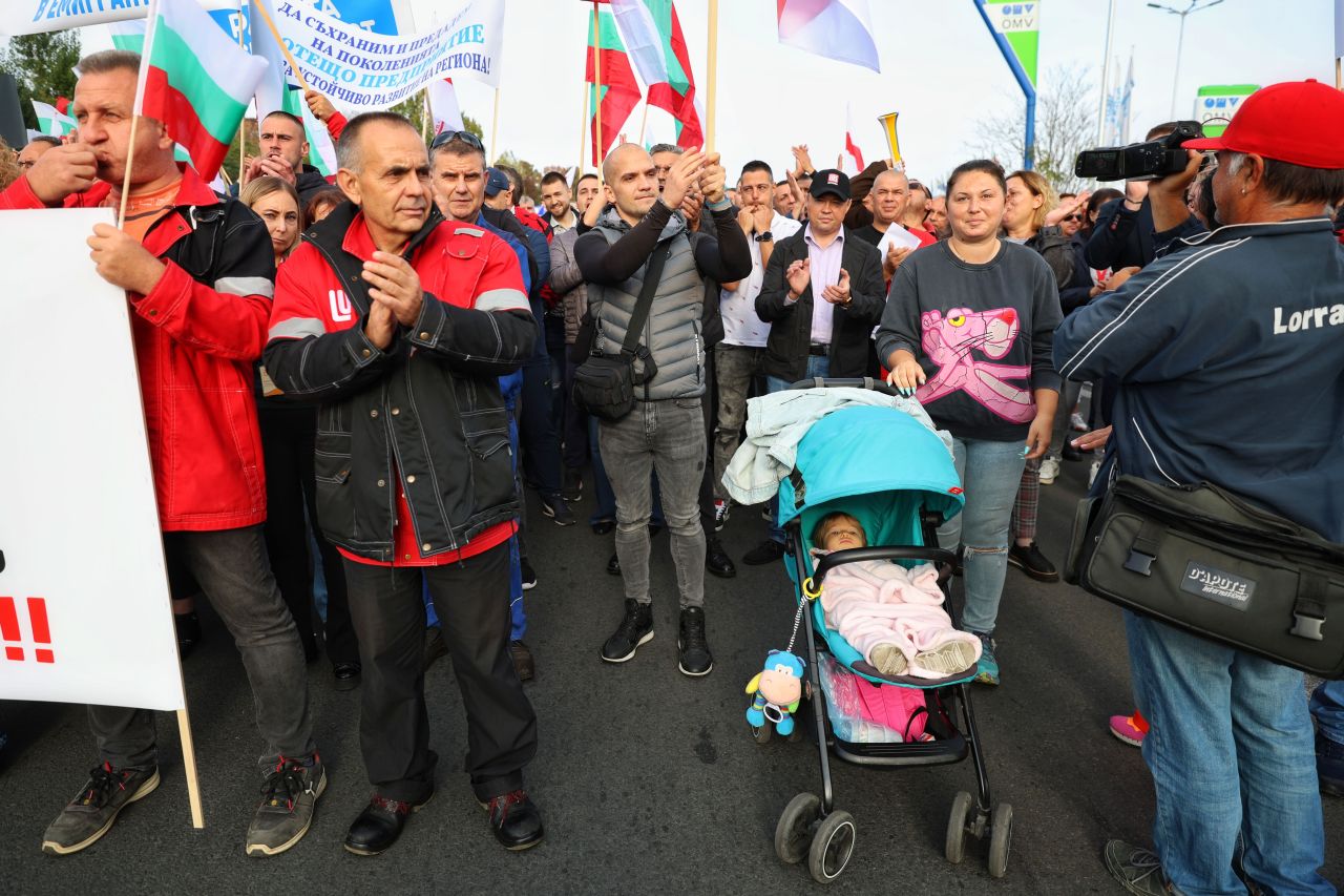 <p>На изхода на Бургас, в посока автомагистрала &quot;Тракия&quot;, се провежда протест на работещите нефтохимици в &quot;Лукойл Нефтохим Бургас&quot; АД. Причината е възможността за прекратяване на дерогацията за внос на руски петрол.</p>