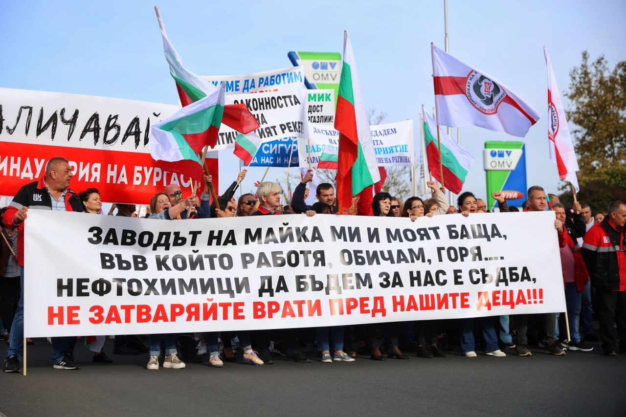 <p>На изхода на Бургас, в посока автомагистрала &quot;Тракия&quot;, се провежда протест на работещите нефтохимици в &quot;Лукойл Нефтохим Бургас&quot; АД. Причината е възможността за прекратяване на дерогацията за внос на руски петрол.</p>