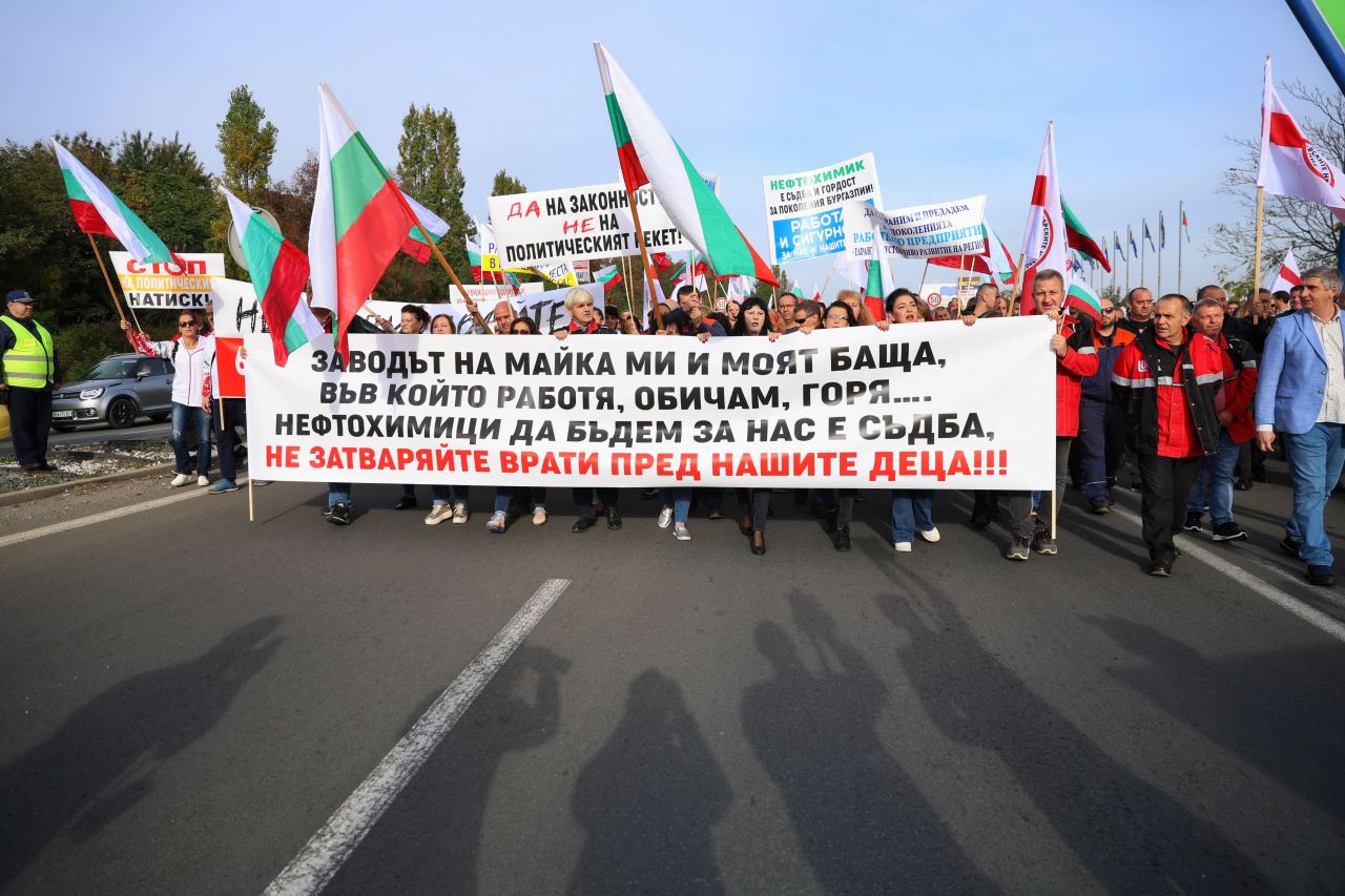 <p>На изхода на Бургас, в посока автомагистрала &quot;Тракия&quot;, се провежда протест на работещите нефтохимици в &quot;Лукойл Нефтохим Бургас&quot; АД. Причината е възможността за прекратяване на дерогацията за внос на руски петрол.</p>