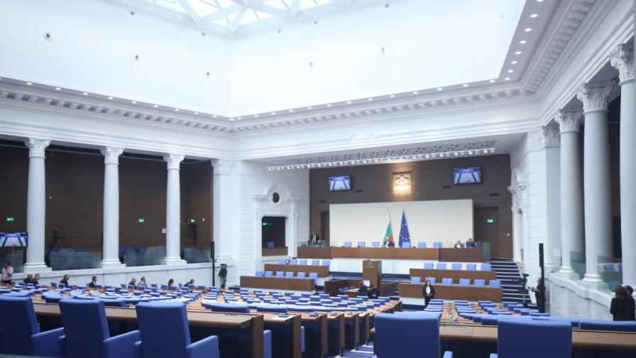 Извънредното събрание на парламента не събра кворум, тъй като присъства единствено групата на ИТН