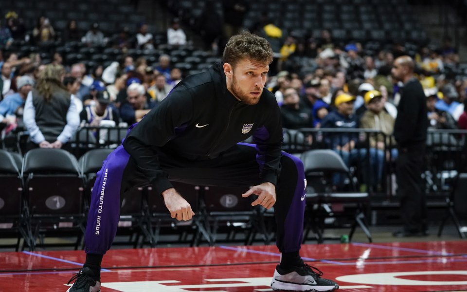 Александър Везенков продължава да си печели симпатиите на феновете на